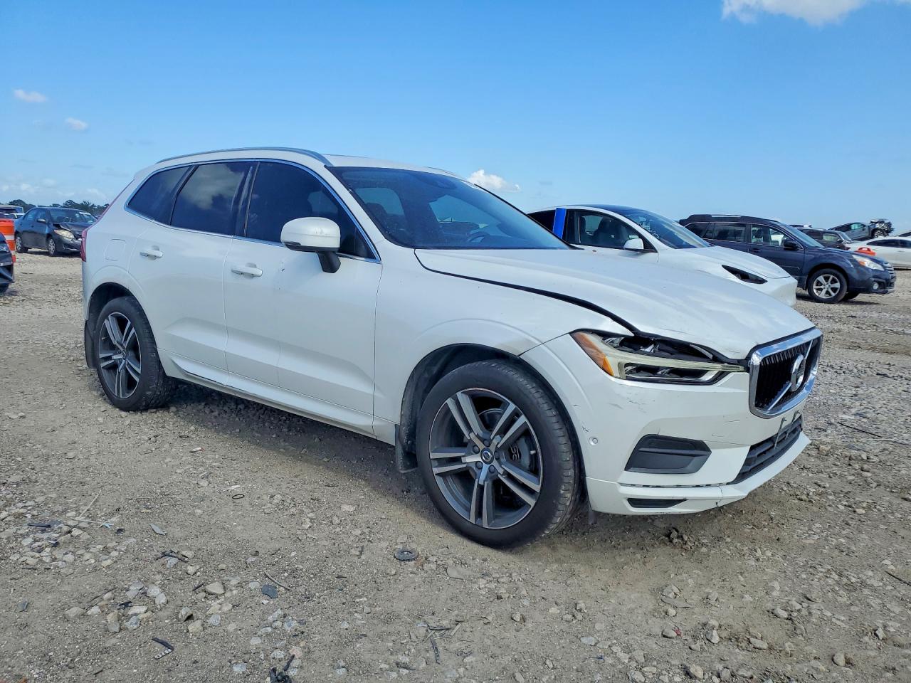 2018 VOLVO XC60 Momentum