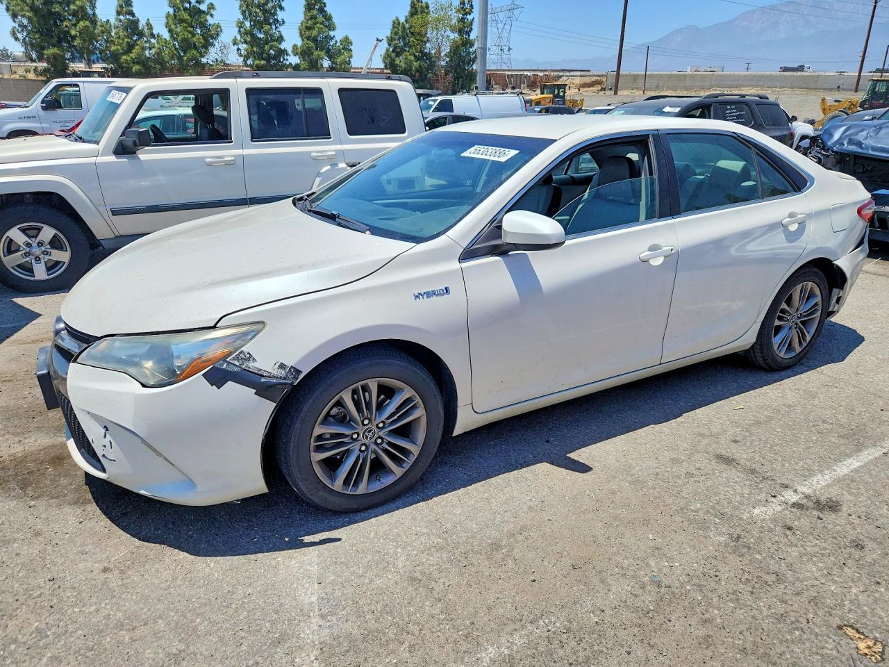 2015 TOYOTA CAMRY Hybrid — Front 3/4