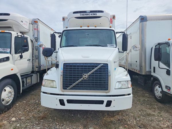 2014 VOLVO VNM