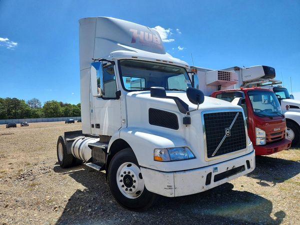 2016 VOLVO VNM