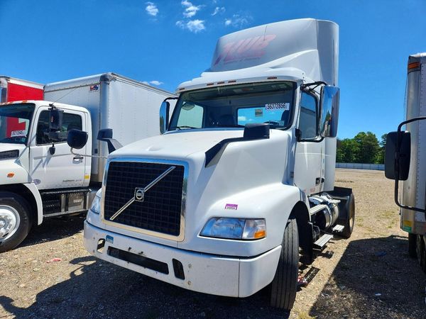 2016 VOLVO VNM