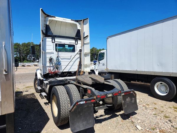 2016 VOLVO VNM