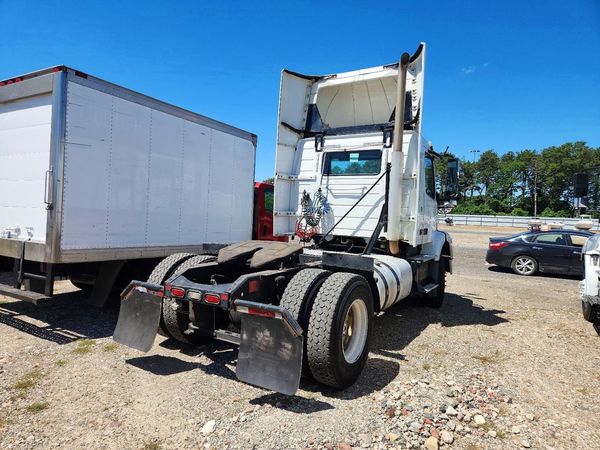 2016 VOLVO VNM