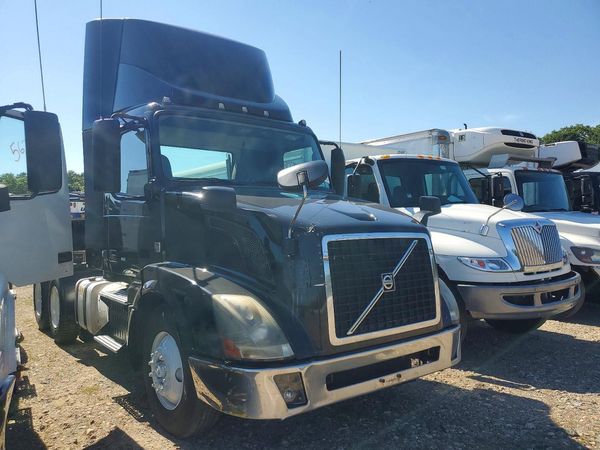 2016 VOLVO VNL