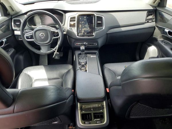 2020 VOLVO XC90 Momentum