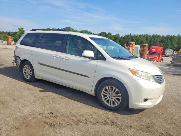 2017 TOYOTA SIENNA