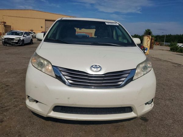 2017 TOYOTA SIENNA