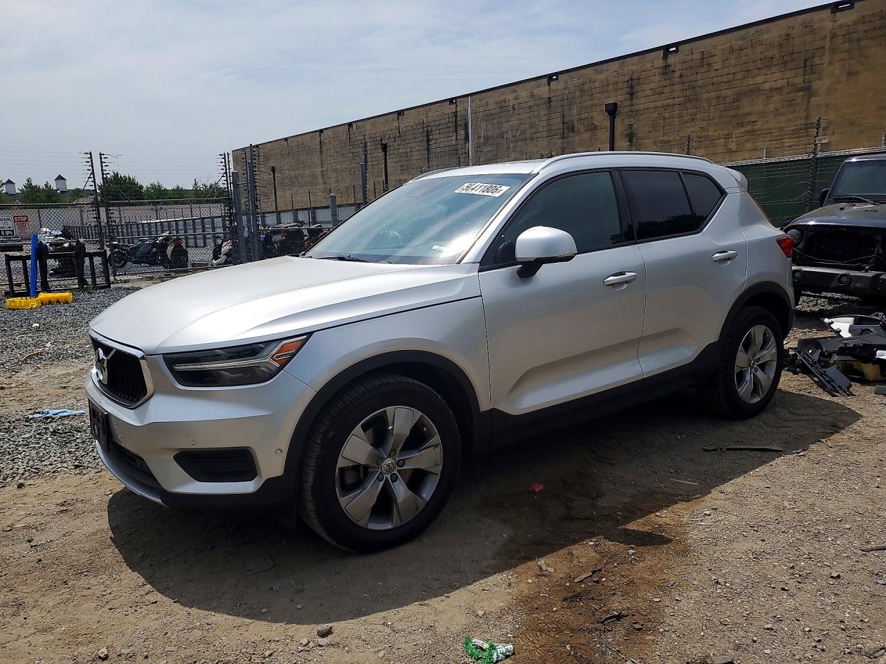 2019 VOLVO XC40 Momentum