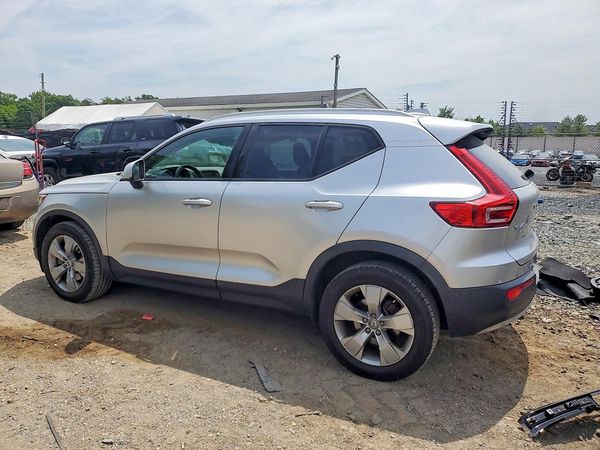 2019 VOLVO XC40 Momentum