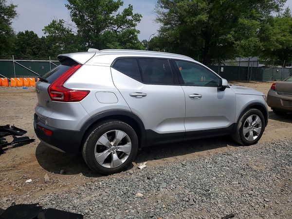 2019 VOLVO XC40 Momentum