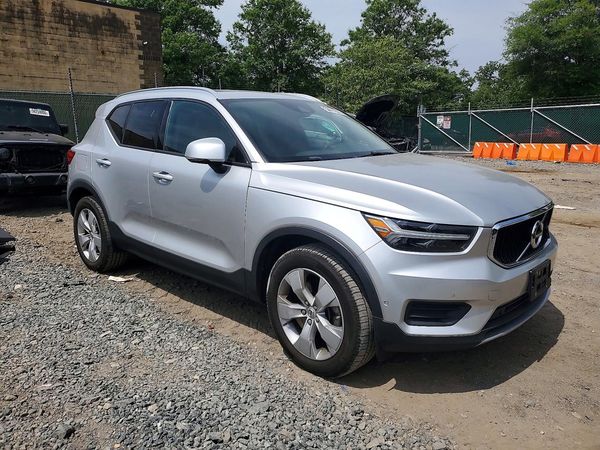 2019 VOLVO XC40 Momentum