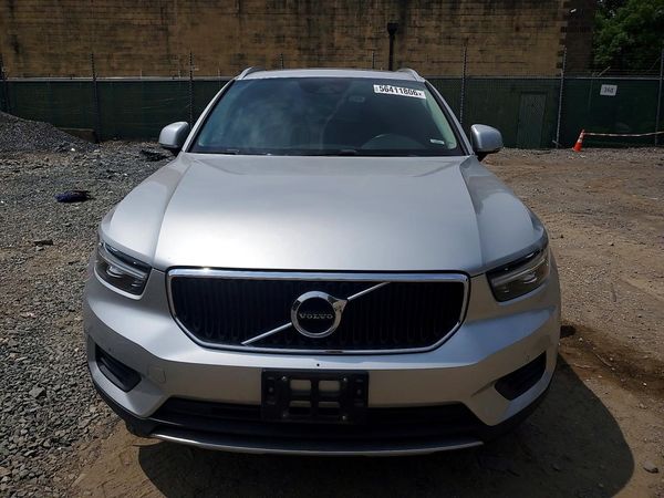 2019 VOLVO XC40 Momentum