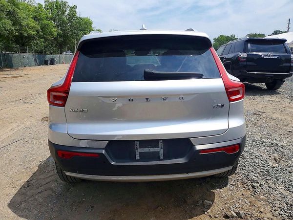 2019 VOLVO XC40 Momentum