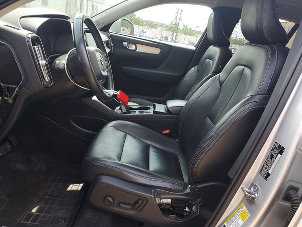 2019 VOLVO XC40 Momentum