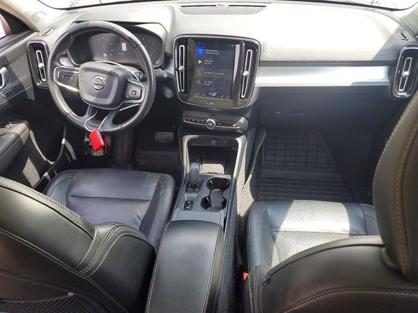2019 VOLVO XC40 Momentum