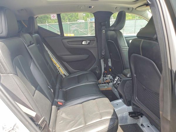 2019 VOLVO XC40 Momentum
