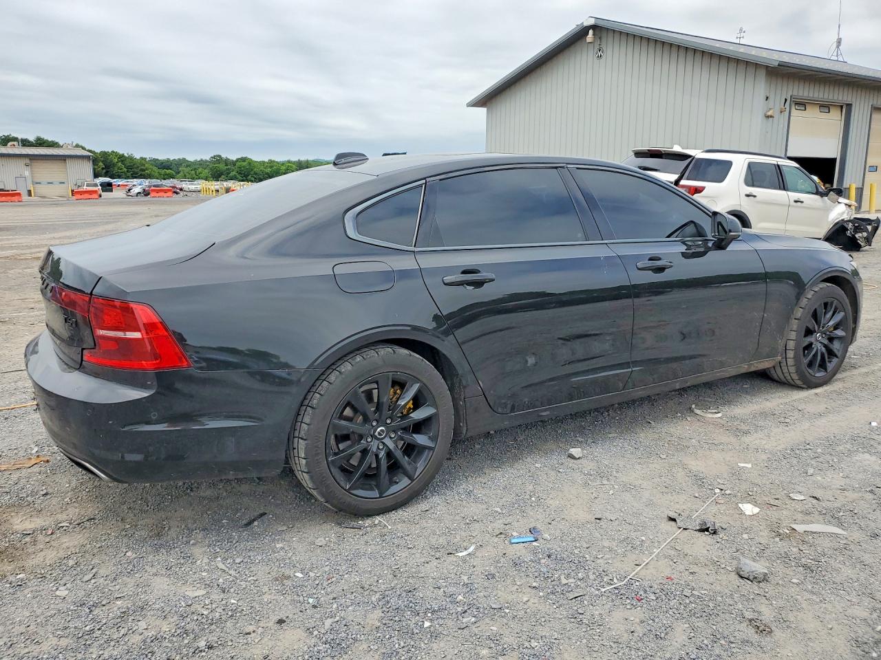 2018 VOLVO S90 Momentum