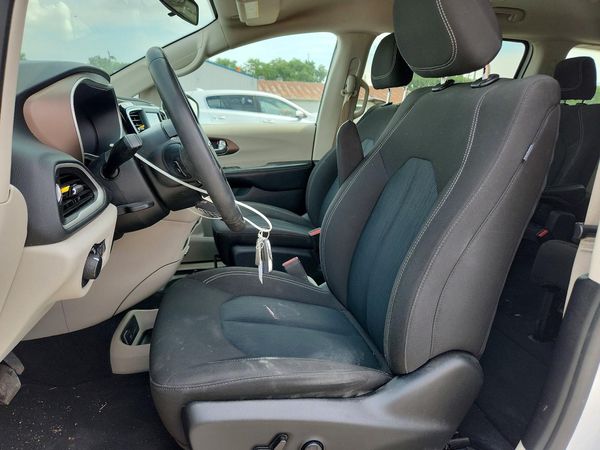 2022 CHRYSLER VOYAGER LX