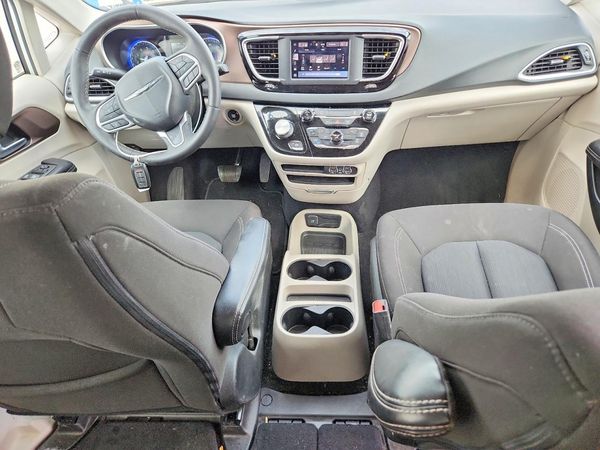2022 CHRYSLER VOYAGER LX
