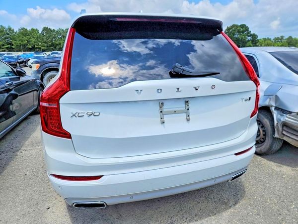 2018 VOLVO XC90 Momentum