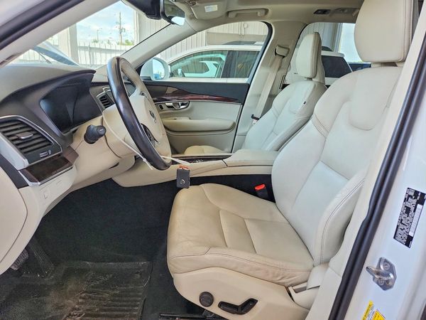 2019 VOLVO XC90 Momentum