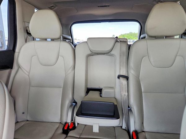 2019 VOLVO XC90 Momentum