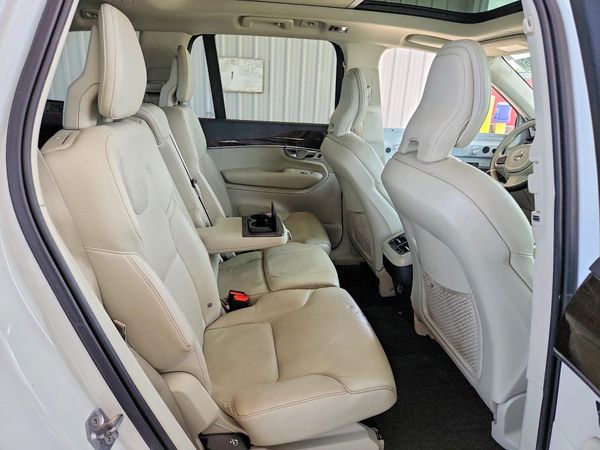 2019 VOLVO XC90 Momentum