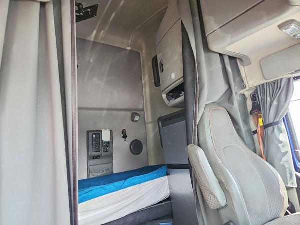 2021 VOLVO VN