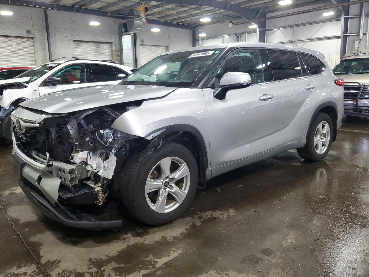 2022 TOYOTA HIGHLANDER LE