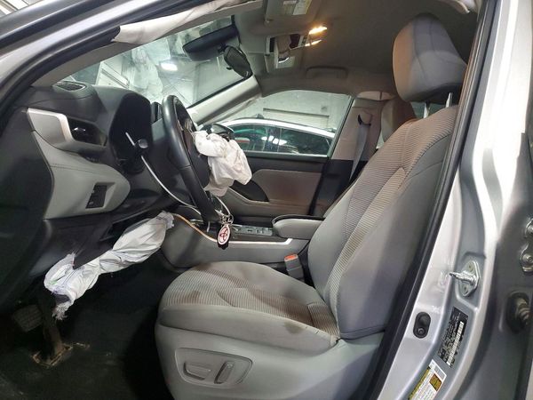 2022 TOYOTA HIGHLANDER LE