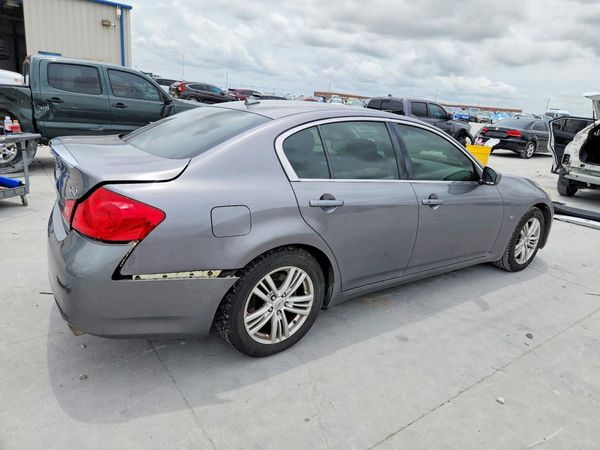 2015 INFINITI Q40