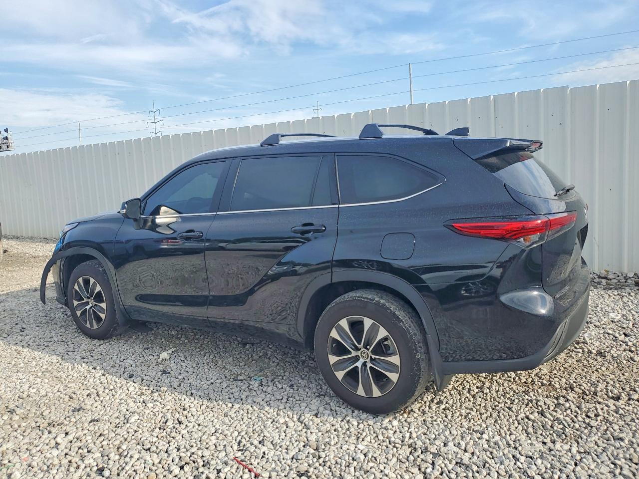 2021 TOYOTA HIGHLANDER XLE Nav