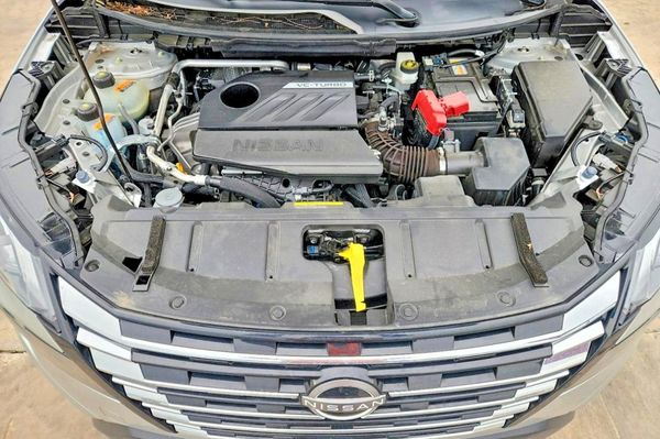 2024 NISSAN ROGUE SV — Engine bay