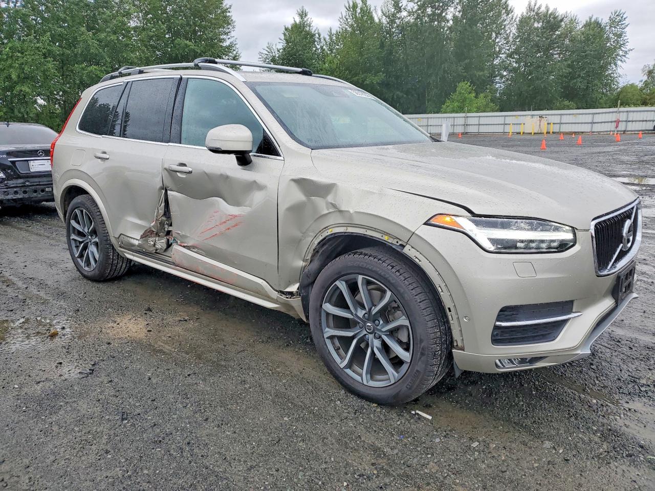 2018 VOLVO XC90 Momentum