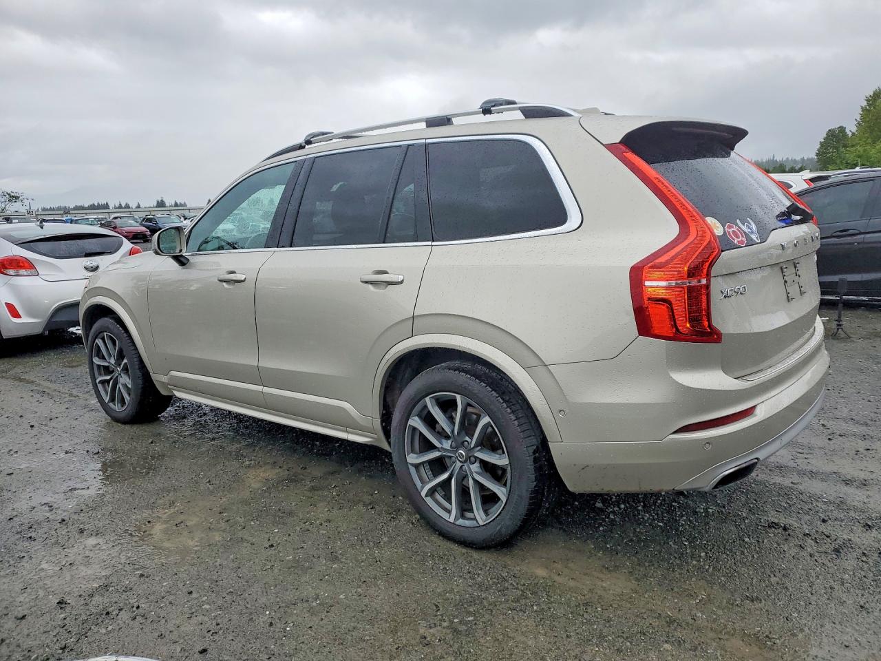 2018 VOLVO XC90 Momentum