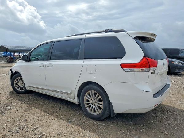2012 TOYOTA SIENNA