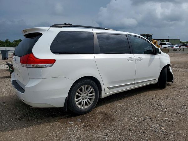 2012 TOYOTA SIENNA