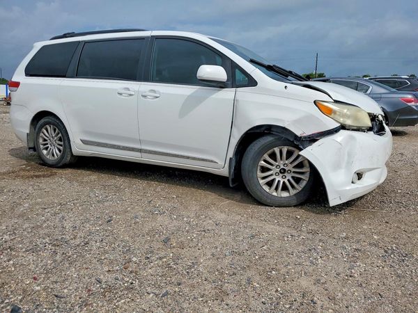 2012 TOYOTA SIENNA