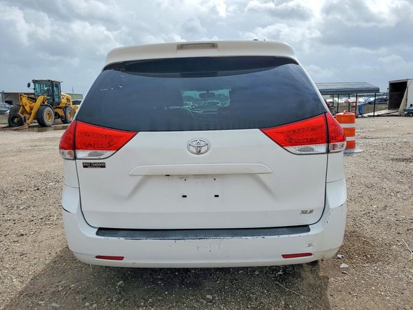 2012 TOYOTA SIENNA