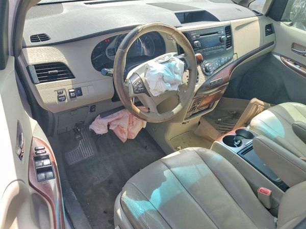 2012 TOYOTA SIENNA
