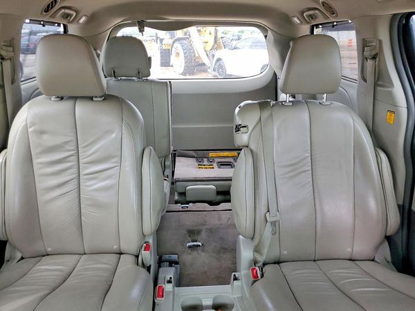 2012 TOYOTA SIENNA