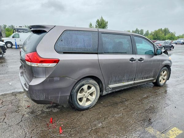 2012 TOYOTA SIENNA
