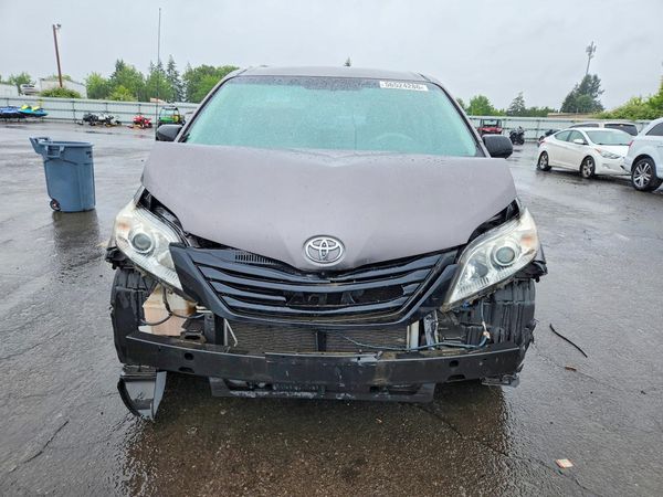 2012 TOYOTA SIENNA
