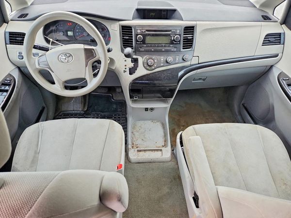 2012 TOYOTA SIENNA