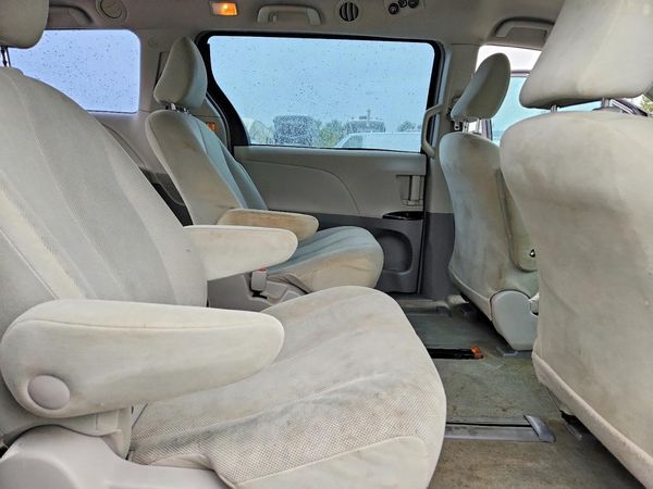 2012 TOYOTA SIENNA