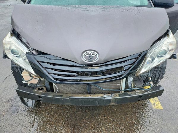 2012 TOYOTA SIENNA
