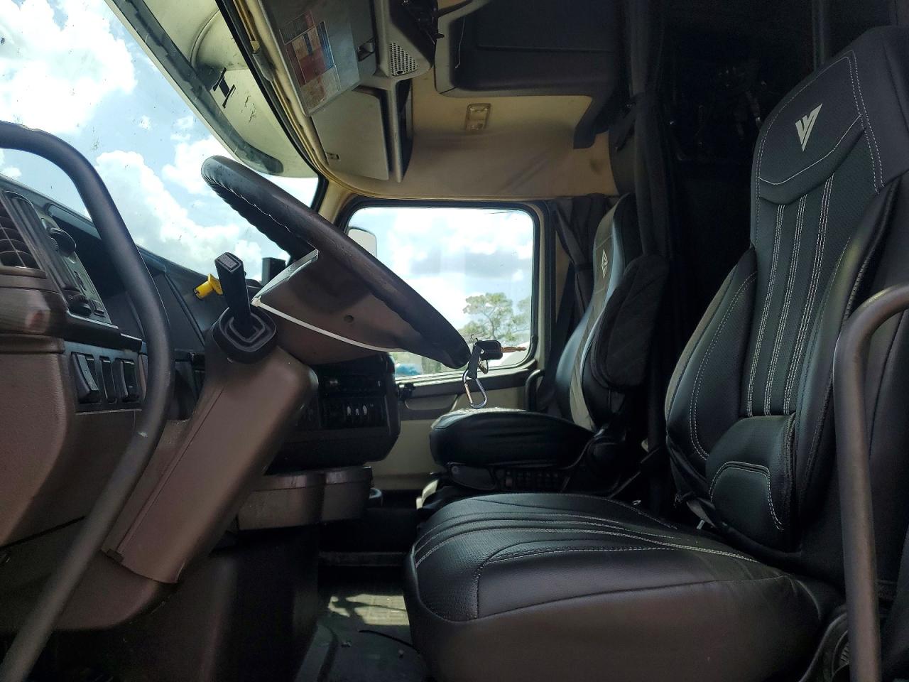 2017 VOLVO VN