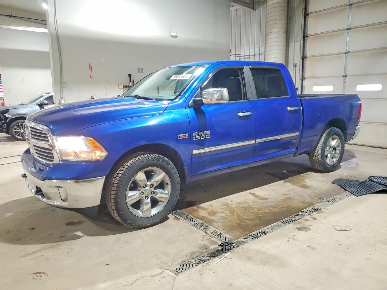 2015 RAM 1500 SLT CREW CAB 4X4
