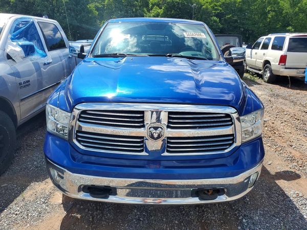 2015 RAM 1500 SLT CREW CAB 4X4