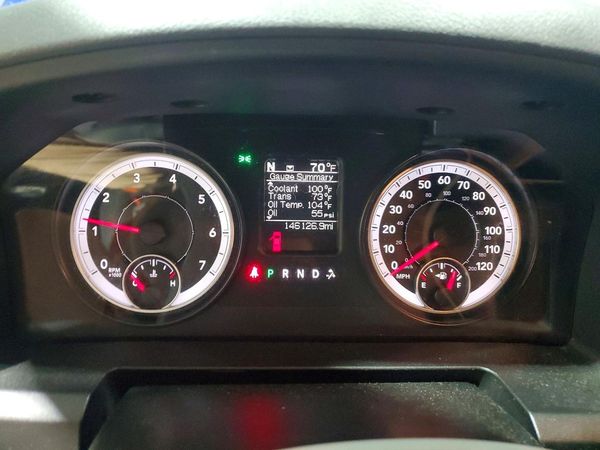 2015 RAM 1500 SLT CREW CAB 4X4